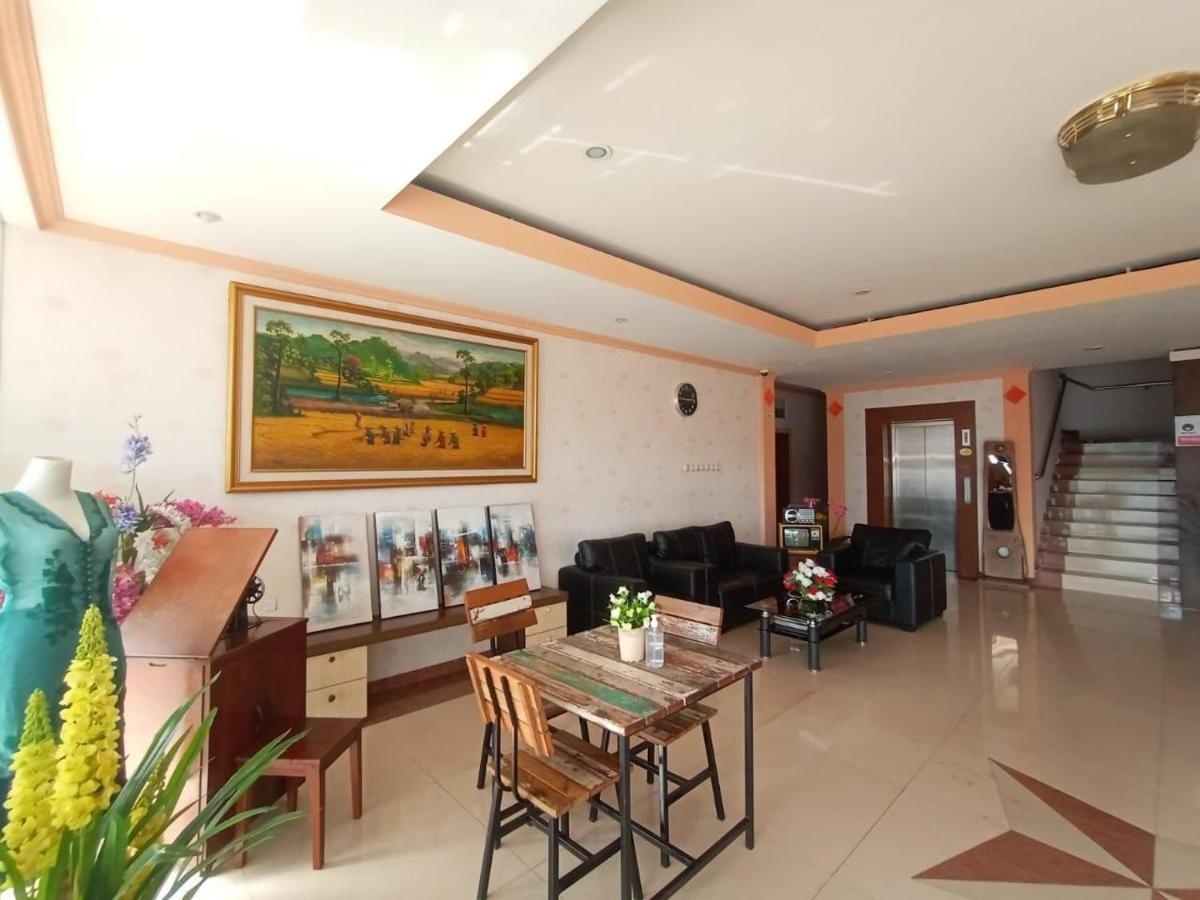 Oyo 90473 Gowin Hotel Kuta Lombok Exterior foto